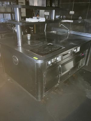 une image d'une cuisine avec une cuisinière et un évier