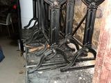 un banc en fer noir posé devant un mur de briques