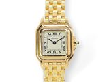 une montre Cartier pour femme avec un bracelet en or jaune