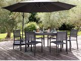 une table avec des chaises et un parasol sur la terrasse