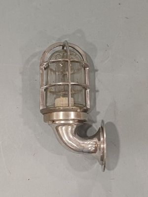 une lampe fixée sur le côté d'un mur