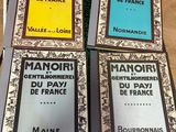 quatre livres sont empilés sur une table