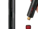 une personne tenant une bouteille de vin et un briquet