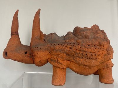 Rhinocéros en terre cuite Longueur : 70 cm (accidents)