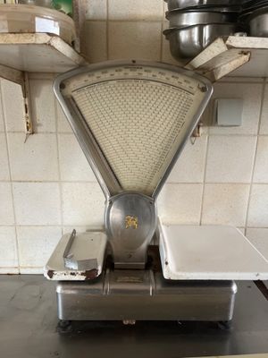 une photo d'une balance de cuisine sur laquelle sont posés des casseroles et des poêles