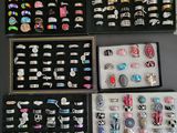 de nombreux types de bagues et de bracelets exposés dans une vitrine