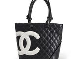 un sac cabas Chanel noir et blanc sur fond blanc