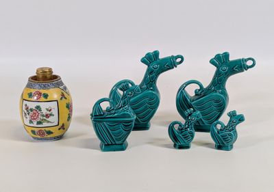 trois petits vases posés l'un à côté de l'autre sur une table
