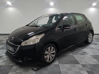 la photo d'une voiture noire garée dans un garage