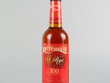 une image représentant une bouteille de vin rouge posée sur une surface blanche