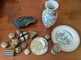 une table sur laquelle se trouvent un vase, des assiettes et d'autres objets
