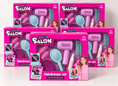 trois boîtes de produits de coiffure et une brosse à cheveux pour filles