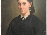 portrait d'une femme en robe noire, tenant une clé à la main