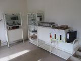 une pièce équipée d'un bureau, d'armoires et d'une imprimante