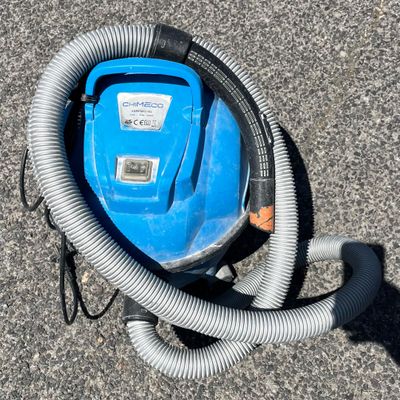 une photo d'un aspirateur bleu posé par terre