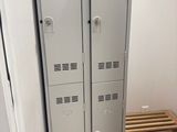 deux casiers dans le couloir d'une petite pièce