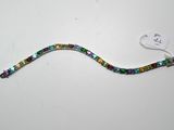 un gros plan d'un bracelet posé sur une table, avec une étiquette