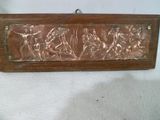 une plaque de bronze antique représentant un groupe de personnes à cheval