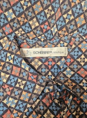 un gros plan sur une chemise portant une étiquette