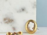 deux bijoux posés sur un plan de travail en marbre