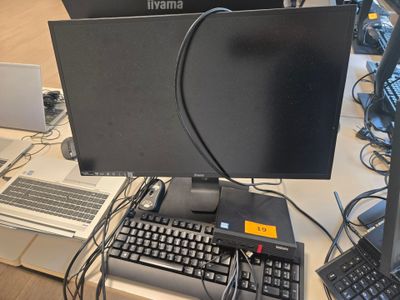 deux écrans et un clavier posés sur un bureau