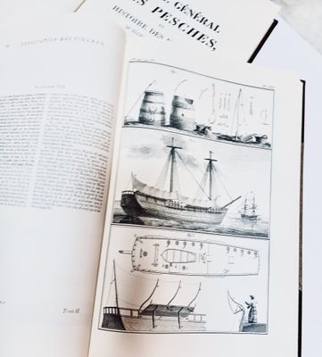 un livre ouvert sur lequel est dessiné un bateau