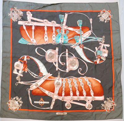 an image of a scarf with a picture of a horse and carriage