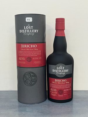 La bouteille de la distillerie disparue se trouve à côté de la boîte.