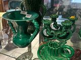 de nombreux vases verts exposés dans une vitrine