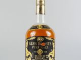 gros plan d'une bouteille de whisky sur une surface blanche