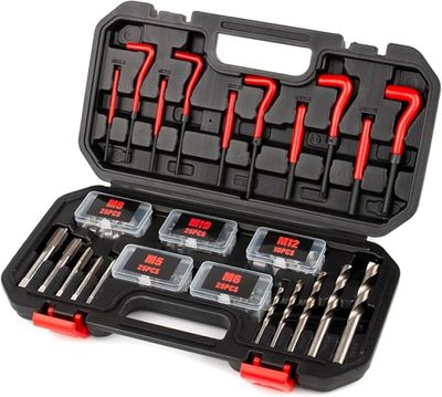 un ensemble d'outils dans un coffret noir muni de poignées rouges