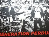 une photo montrant un groupe d'hommes debout devant une voiture