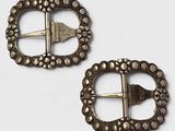 une paire de boucles anciennes en argent sur fond blanc