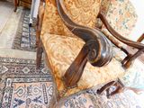 une chaise qui se trouve au milieu d'une pièce