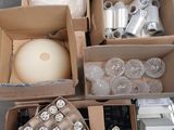 de nombreux cartons d'objets hétéroclites posés sur le sol