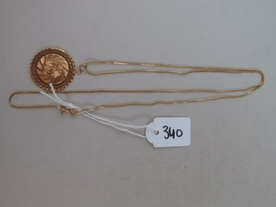 deux épingles à cheveux dorées et une étiquette sur un fond blanc