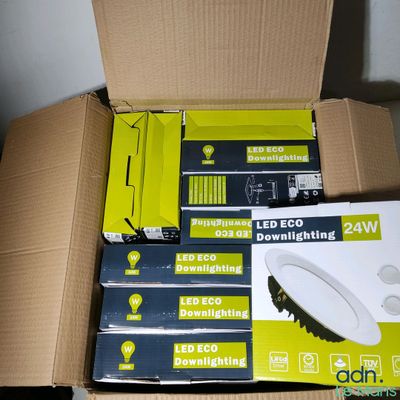 une boîte en carton contenant tout un tas de guirlandes lumineuses