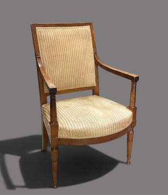 l'image d'une chaise en bois avec une assise rembourrée de couleur beige