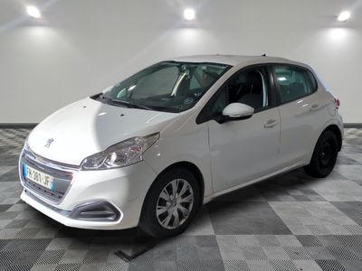 la petite voiture blanche est garée dans le garage sur un sol en damier
