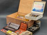 une boîte en bois contenant divers objets, posée sur une surface grise