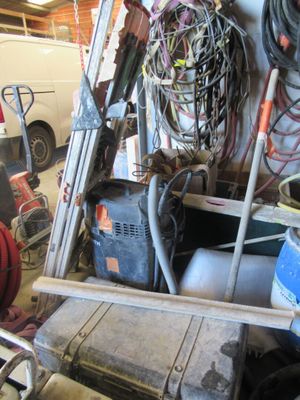 un tas d'objets et d'outils en tout genre dans un garage