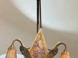 un lustre suspendu au plafond d'une pièce