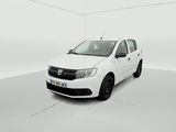 Une voiture blanche est garée dans une pièce blanche au sol blanc.