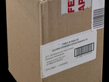 une boîte en carton avec un autocollant sur le côté