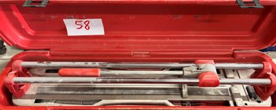 une boîte à outils rouge avec des outils à l'intérieur