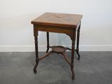 une petite table en bois sur laquelle est posée une horloge
