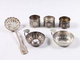 beaucoup de cuillères et de tasses en argent sur la table