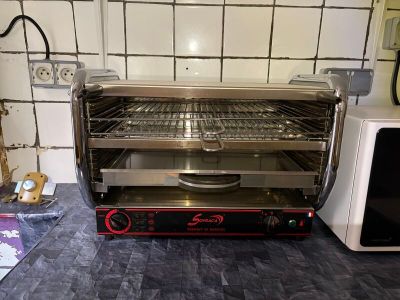 un grille-pain four posé sur un comptoir dans une cuisine