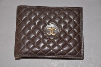 Portefeuille à deux volets Chanel en cuir marron matelassé, orné du logo CC doré
