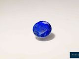 gros plan d'un saphir bleu sur une surface blanche